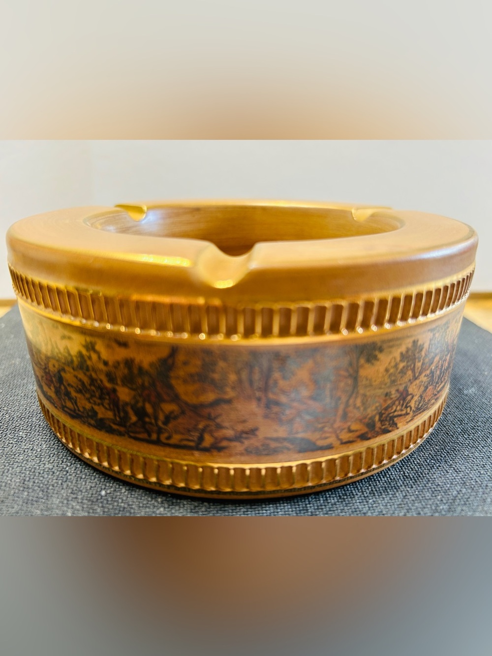Vintage ashtray, hand made in Florentine Italy. Ceramic with hunting scenes.